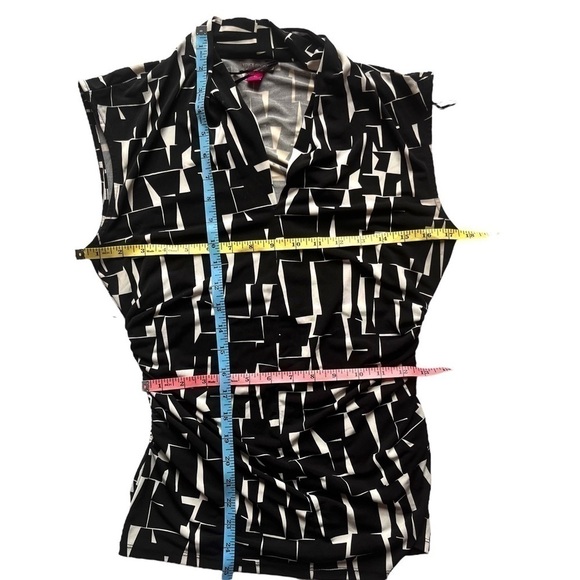VINCE Camuto blouse sleeveless geometric print ruched side black white size M - Picture 6 of 7